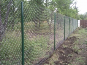 Забор из сетки рабицы в натяг 25 метров фото с установкой